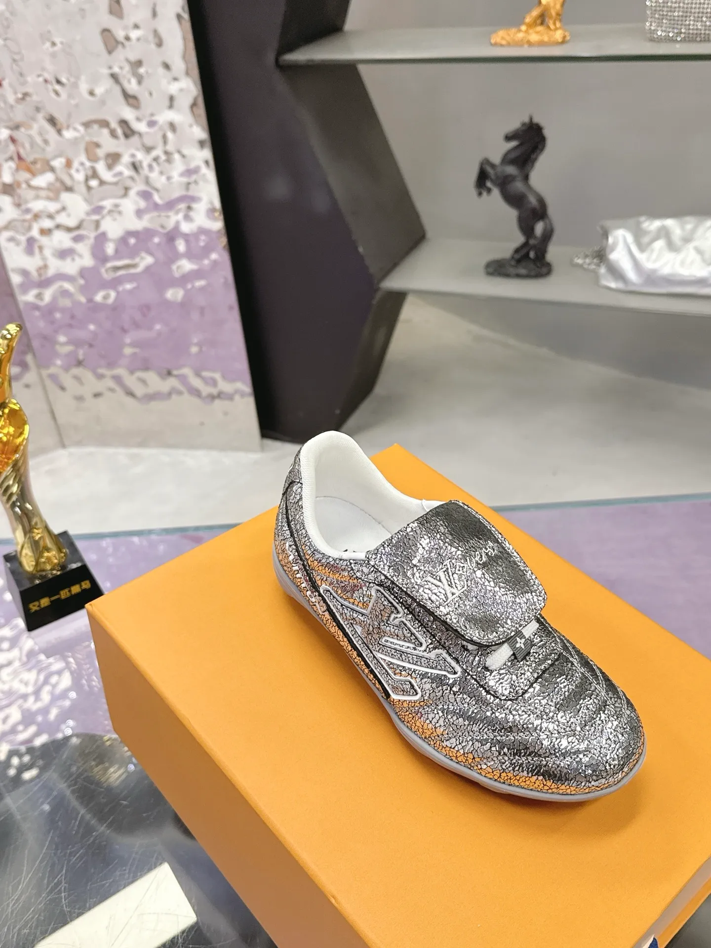 Men's shoes: 720💰 LV Louis Vuitton's latest Foot men's shoes💰print series Couple's football sneakers Original purchase, development and production This Foot men's shoes💰print Soccer sneakers are men's shoes💰pharrell Williams' first sneakers inspired by football shoes. The shoe is inspired by football that spans generations and cultures. The shoe is known for its sleek design, with the dynamic IV Initials logo on the side, the tongue embellished with the Lvers United badge inspired by the football team, and the sole pattern rubber sole decorated with multiple Louis Vuitton logos. Exquisite packaging at the delivery counter🛍📦 ▪️Material: Original imported top-layer cracked cowhide ▪️Inner: Original custom-made soft sheepskin lining ▪️Sole: original molded two-color T men's shoes 💰pU combination sole ▪️Sole thickness: 3.5CM ▪️Size: women's 35-41 / men's 39-45
